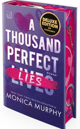 Das Buchcover zeigt ein hochformatiges, violett texturiertes Layout mit verschwommenen Herzformen. Groß weiße Schrift: „A THOUSAND PERFECT“; darunter das Wort „LIVES“, übermalt mit einem pinken Pinselstrich, auf dem in Weiß „LIES“ steht. Unten Autorin „MONICA MURPHY“ und Hinweis „ROMAN“. Rechtsseitiger Buchschnitt pink mit gelben Fragezeichen. Runder goldener Button mit schwarzem Feld: „DELUXE EDITION MIT FARBSCHNITT“.