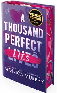 Das Buchcover zeigt ein hochformatiges, violett texturiertes Layout mit verschwommenen Herzformen. Groß weiße Schrift: „A THOUSAND PERFECT“; darunter das Wort „LIVES“, übermalt mit einem pinken Pinselstrich, auf dem in Weiß „LIES“ steht. Unten Autorin „MONICA MURPHY“ und Hinweis „ROMAN“. Rechtsseitiger Buchschnitt pink mit gelben Fragezeichen. Runder goldener Button mit schwarzem Feld: „DELUXE EDITION MIT FARBSCHNITT“.