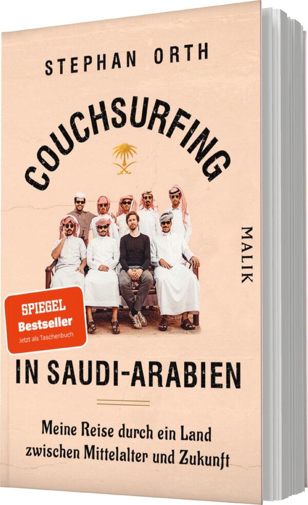 Das Buchcover zeigt einen warmen, sandfarbenen Hintergrund. Im oberen Bereich steht der Titel „COUCHSURFING“ in großen schwarzen Buchstaben, gefolgt vom Autorennamen „STEHPHAN ORTH“. In der Mitte des Covers sind mehrere Personen in traditioneller saudi-arabischer Kleidung abgebildet, die lächelnd posieren. Unterhalb des Bildes steht der Titel „IN SAUDI-ARABIEN“ in markanten, großen Buchstaben. Ein roter Aufkleber mit dem Text „SPIEGEL Bestseller“ hebt sich ab und signalisiert den Erfolg des Buches. Darunter steht der Untertitel „Meine Reise durch ein Land zwischen Mittelalter und Zukunft“.