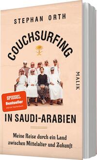 Das Buchcover zeigt einen warmen, sandfarbenen Hintergrund. Im oberen Bereich steht der Titel „COUCHSURFING“ in großen schwarzen Buchstaben, gefolgt vom Autorennamen „STEHPHAN ORTH“. In der Mitte des Covers sind mehrere Personen in traditioneller saudi-arabischer Kleidung abgebildet, die lächelnd posieren. Unterhalb des Bildes steht der Titel „IN SAUDI-ARABIEN“ in markanten, großen Buchstaben. Ein roter Aufkleber mit dem Text „SPIEGEL Bestseller“ hebt sich ab und signalisiert den Erfolg des Buches. Darunter steht der Untertitel „Meine Reise durch ein Land zwischen Mittelalter und Zukunft“.
