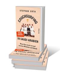 Bücherstapel des Buches „Couchsurfing in Saudi-Arabien“