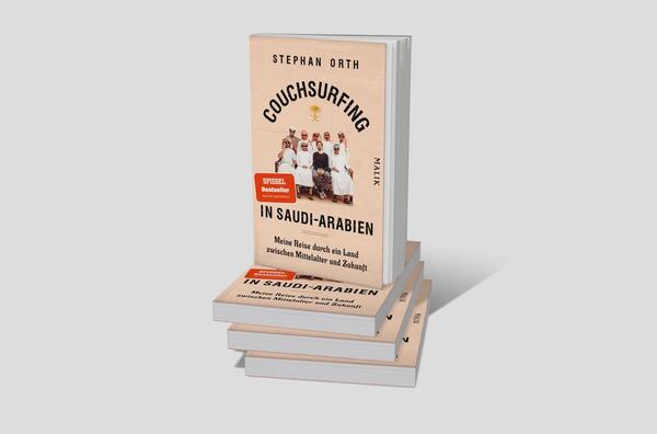 Bücherstapel des Buches „Couchsurfing in Saudi-Arabien“