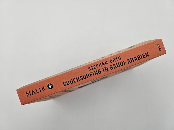 Außenansicht des Buches „Couchsurfing in Saudi-Arabien“