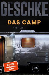 Das Buchcover zeigt einen silbernen Trailer vor einer dunklen, bewaldeten Kulisse, die eine geheimnisvolle Stimmung erzeugt. Der Titel „DAS CAMP“ ist in großen, leuchtend orangefarbenen Buchstaben zentral platziert, während der Autorenname Linus Geschke in kräftigem hellgrau oben steht. Der Zusatz „THRILLER“ erscheint in kleineren Buchstaben unter dem Titel. In der unteren linken Ecke befindet sich ein rotes Label mit der Aufschrift „SPIEGEL Bestseller-Autor“. Die gesamte Farbgebung ist düster und trägt zur spannungsgeladenen Atmosphäre des Covers bei.
