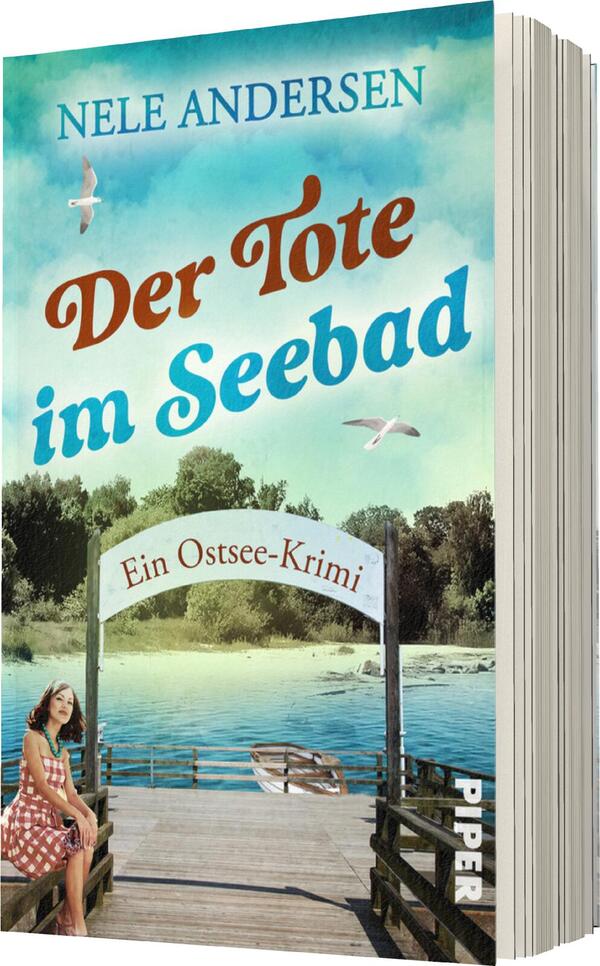 Das Buchcover zeigt eine malerische Seebadlandschaft mit einem hölzernen Steg, der ins Wasser führt. Im Vordergrund sitzt eine junge Frau in einem gestreiften Kleid, nachdenklich zur Seite schauend. Der Himmel ist in sanften Blau- und Grüntönen gehalten. Der Titel „Der Tote im Seebad“ erscheint in geschwungener, roter Typografie, während „Ein Ostsee-Krimi“ in schlichter Schrift darunter steht. Der Autorinnenname „Nele Andersen“ ist oben in einer klaren Schriftart platziert.