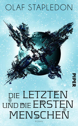 Das Buchcover zeigt eine futuristische Weltraumszene mit einer stilisierten Earth Globe, der von komplexen Raumschiffstrukturen umgeben ist. Der Hintergrund ist in sanften Hellblau- und Türkistönen gehalten, was eine weite, geheimnisvolle Atmosphäre schafft. Der Titel „DIE LETZTEN UND DIE ERSTEN MENSCHEN“ ist in markanter, schwarzer Typografie platziert; darunter steht „ROMAN“ in kleinerer Schrift. Der Autor Olaf Stapledon wird oben in eleganter Schrift angezeigt, während das Verlagslogo „PIPER“ in der unteren rechten Ecke erscheint.