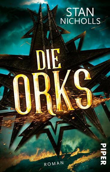 Das Buchcover zeigt einen dramatischen, dunklen Hintergrund mit einem stürmischen Himmel in verschiedenen Blautönen. Im Mittelpunkt steht ein großer, stilisierter goldener Schriftzug „DIE ORKS“, der durch explosive Effekte lebendig wirkt. Über dem Schriftzug ist der Name des Autors „STAN NICHHOLLS“ in weißer, klarer Schrift platziert. Am unteren Rand befindet sich das Wort „Roman“ in kleinerer Schrift. Die Atmosphäre ist episch und kraftvoll, verstärkt durch das düstere, energische Design.