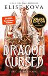Das Buchcover zeigt einen majestätischen Drachen in metallischen Farben, der auf einem aufwändig verzierten Schild thront. Der Hintergrund ist in warmen Rottönen gehalten, die eine dramatische Atmosphäre erzeugen. Der Titel „DRAGON Cursed“ ist in großen, kräftigen Buchstaben in Weiß und Bronze abgedruckt, während der Untertitel „Zeig keine Gnade“ in kleineren, schlanken Schriftzügen platziert ist. Oben rechts befindet sich ein rotes Banner mit dem Text „SPIEGEL Bestseller-Autorin“ und einem Hinweis auf die Urheberin Elise Kova.