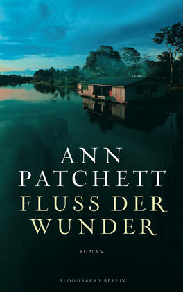 Das Buchcover zeigt eine ruhige Flusslandschaft bei Dämmerlicht. Im Vordergrund spiegelt sich ein charakteristisches, einfaches Gebäude in der glatten Wasseroberfläche. Der Hintergrund ist von üppigem Grün und sanften Hügeln geprägt, während der Himmel in sanften Blau- und Grautönen leuchtet. Der Titel „Fluss der Wunder“ in eleganter, goldfarbener Schrift steht prominent über dem Autorennamen „Ann Patchett“, der in klassischer Schrift darunter zu finden ist. Das Cover vermittelt eine Stimmung von Geheimnis und Naturverbundenheit.
