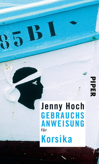 Das Buchcover zeigt eine stilisierte Silhouette eines Mannes in schwarzer Farbe auf einem hellblauen Hintergrund. Darunter befindet sich der Titel „GEbrauchsanweisung für Korsika“ in kräftigem Weiß und blauer Schrift, daneben der Name der Autorin „Jenny Hoch“. Am oberen Rand sind die Ziffern „85 BI“ in dunkler Farbe zu erkennen. Die Gestaltung vermittelt eine frische, maritime Atmosphäre.