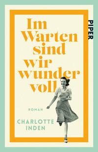 Das Buchcover zeigt einen mintgrünen Rahmen um ein helles cremefarbiges Feld mit zweifacher oranger Bordüre. Mittig steht der Titel in großen, fett gesetzten Seriflettern in Orange: Im Warten sind wir wundervoll. Unten links in schmaler, mintfarbener Sans‑Serif‑Typografie steht „ROMAN“ und Autorin Charlotte Inden. Rechts unten überlappt ein schwarz‑weißes Foto einer lachenden Frau in Vintage‑Kleid; die Stimmung wirkt nostalgisch und heiter.