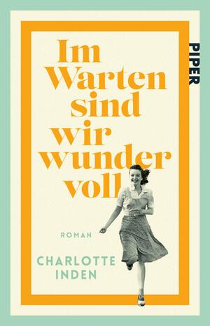 Das Buchcover zeigt einen mintgrünen Rahmen um ein helles cremefarbiges Feld mit zweifacher oranger Bordüre. Mittig steht der Titel in großen, fett gesetzten Seriflettern in Orange: Im Warten sind wir wundervoll. Unten links in schmaler, mintfarbener Sans‑Serif‑Typografie steht „ROMAN“ und Autorin Charlotte Inden. Rechts unten überlappt ein schwarz‑weißes Foto einer lachenden Frau in Vintage‑Kleid; die Stimmung wirkt nostalgisch und heiter.