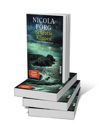 Bücherstapel des Buches „Schroffe Klippen“