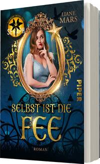 Das Buchcover zeigt eine junge Frau mit langen, lockigen Haaren, die in einem zarten blauen Kleid gekleidet ist. Sie sitzt vor einem goldenen, dekorativen Spiegelrahmen und blickt nachdenklich zur Seite. Der Hintergrund ist in einem tiefen Blau gehalten, durchzogen von filigranen, goldenen Ornamenten und Silhouetten von Vögeln. Über dem Spiegel steht der Titel „SELBST IST DIE FEE“ in prunkvollen, goldenen Buchstaben. Am oberen Rand ist der Autorenname „Liane Mars“ verzeichnet. Unter dem Titel steht das Wort „Roman“ in kleinerer Schrift.
