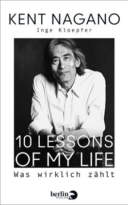 Das Buchcover zeigt ein Porträt von Kent Nagano, der lächelnd in die Kamera blickt. Der Hintergrund ist dunkel gehalten, während Nagano in heller Kleidung erscheint, was einen starken Kontrast schafft. Der Titel „10 LESSONS OF MY LIFE“ ist in großen, weißen Buchstaben mittig platziert, darunter steht in kleinerer Schrift „Was wirklich zählt“. Der Autor Inge Kloepfer wird oben auf dem Cover erwähnt. Die Gesamtatmosphäre ist inspirierend und ansprechend.