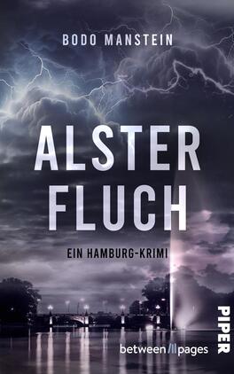 Das Buchcover zeigt eine dramatische Nachtszene mit bedrohlichen, dunklen Wolken und Blitzen, die eine spannungsgeladene Atmosphäre erzeugen. Im Vordergrund ist die Alster mit einer leuchtenden Fontäne zu sehen. Der Titel „ALSTERFLUCH“ ist in großen, hellen Buchstaben angeordnet, während der Untertitel „Ein Hamburg-Krimi“ kleiner und in Weiß darunter steht. Der Autor Bodo Manstein wird oben auf dem Cover in einer klaren Schriftart angezeigt.