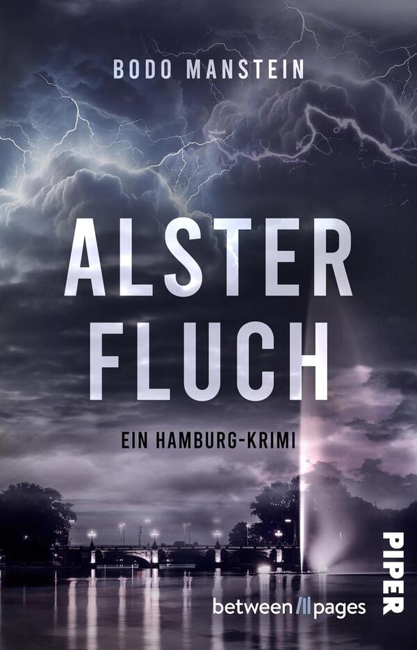 Das Buchcover zeigt eine dramatische Nachtszene mit bedrohlichen, dunklen Wolken und Blitzen, die eine spannungsgeladene Atmosphäre erzeugen. Im Vordergrund ist die Alster mit einer leuchtenden Fontäne zu sehen. Der Titel „ALSTERFLUCH“ ist in großen, hellen Buchstaben angeordnet, während der Untertitel „Ein Hamburg-Krimi“ kleiner und in Weiß darunter steht. Der Autor Bodo Manstein wird oben auf dem Cover in einer klaren Schriftart angezeigt.