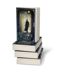 Bücherstapel des Buches „Die Essenz des Bösen“