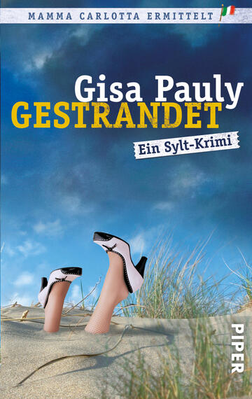 Das Buchcover zeigt eine dramatische Szenerie mit einem sandigen Strand im Hintergrund und einem bewölkten Himmel. Zwei auffällige high heels – ein schwarzes und ein rosafarbenes Modell – stehen steil im Sand und verleihen dem Cover einen humorvollen, zugleich spannenden Eindruck. Der Titel „GESTRANDET“ ist in großen, gelben Buchstaben prominent platziert, während darunter in einer weißen Schrift „Ein Sylt-Krimi“ zu lesen ist. Der Autorinnenname „Gisa Pauly“ steht oberhalb des Titels in weißer Schrift.