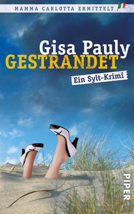Das Buchcover zeigt eine dramatische Szenerie mit einem sandigen Strand im Hintergrund und einem bewölkten Himmel. Zwei auffällige high heels – ein schwarzes und ein rosafarbenes Modell – stehen steil im Sand und verleihen dem Cover einen humorvollen, zugleich spannenden Eindruck. Der Titel „GESTRANDET“ ist in großen, gelben Buchstaben prominent platziert, während darunter in einer weißen Schrift „Ein Sylt-Krimi“ zu lesen ist. Der Autorinnenname „Gisa Pauly“ steht oberhalb des Titels in weißer Schrift.