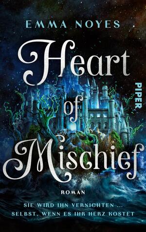 Das Buchcover zeigt eine von Sternen übersäte Nacht über einem blau-grün beleuchteten, märchenhaften Schloss auf felsiger Insel, umgeben von windschiefen, knorrigen Bäumen und aufgewühlter See. Der Titel „Heart of Mischief“ ist groß in geschwungener, dekorativer Serifenschrift in hellem Silber‑Weiß gesetzt; oben steht der Name „Emma Noyes“ in türkisfarbener Versal‑Sans. Unten klein „Roman“ und der Untertitel „Sie wird ihn vernichten ... selbst, wenn es ihr Herz kostet“. Düstere, geheimnisvolle Atmosphäre.