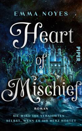 Das Buchcover zeigt eine von Sternen übersäte Nacht über einem blau-grün beleuchteten, märchenhaften Schloss auf felsiger Insel, umgeben von windschiefen, knorrigen Bäumen und aufgewühlter See. Der Titel „Heart of Mischief“ ist groß in geschwungener, dekorativer Serifenschrift in hellem Silber‑Weiß gesetzt; oben steht der Name „Emma Noyes“ in türkisfarbener Versal‑Sans. Unten klein „Roman“ und der Untertitel „Sie wird ihn vernichten ... selbst, wenn es ihr Herz kostet“. Düstere, geheimnisvolle Atmosphäre.