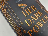 Außenansicht des Buches „Her Dark Power“