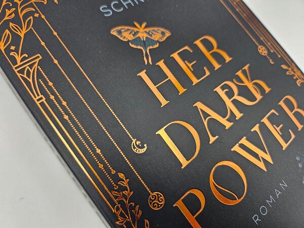 Außenansicht des Buches „Her Dark Power“