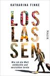 Das Buchcover zeigt den Titel „LOS LASSEN“ in großen, auffälligen Buchstaben, deren Buchstaben teilweise mit bunten Bildern gefüllt sind, die eine lebendige, vielfältige Atmosphäre vermitteln. Darunter steht in kleinerer Schriftzug „Wie ich die Welt entdeckte und verzichten lernte“. Im Hintergrund ist eine Frau mit langen, lockigen Haaren zu sehen, die durch eine Stadt geht. Der Farbton des Covers ist hell und freundlich, wobei Schwarz und lebhafte Farben dominieren. Am rechten Rand befindet sich das Verlagslogo „Malik“.