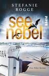 Das Buchcover zeigt eine dramatische Szenerie am Strand mit sanften Wellen und einem nebligen Hintergrund. Im Vordergrund ist ein weißer Strandkorb mit der Zahl „364“ zu sehen. Darüber fliegen zwei Möwen, die den Eindruck von Freiheit und Bewegung vermitteln. Die Schriftzüge „see nebel“ sind in großen, orangefarbenen Buchstaben prominent platziert, während der Titel „Stefanie Rogge“ in einer schlichten, weißen Schriftoberfläche erscheint. Der Hinweis „Ein Föhr-Krimi“ ist dezent am unteren Rand platziert. Die Farbpalette reicht von sanften Blautönen bis hin zu warmen Orangetönen, wodurch eine geheimnisvolle Atmosphäre geschaffen wird.