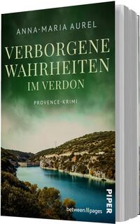 Das Buchcover zeigt eine malerische Landschaft des Verdon mit einem grünen Fluss und bewaldeten Uferbereichen. Der Himmel ist in sanften Grün- und Grautönen gehalten, was eine mysteriöse Atmosphäre schafft. Im oberen Bereich steht in großen, goldenen Buchstaben „VERBORGENE WAHRHEITEN“, gefolgt von „IM VERDON“ in etwas kleineren, weißen Schriftzügen. Unterhalb ist die Kategorisierung „PROVENCE-KRIMI“ in einer klaren, weißen Schrift zu sehen. Der Autorname „ANNA-MARIA AUREL“ ist ebenfalls in goldener Schrift platziert.