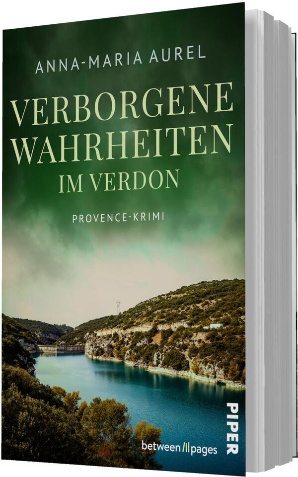 Das Buchcover zeigt eine malerische Landschaft des Verdon mit einem grünen Fluss und bewaldeten Uferbereichen. Der Himmel ist in sanften Grün- und Grautönen gehalten, was eine mysteriöse Atmosphäre schafft. Im oberen Bereich steht in großen, goldenen Buchstaben „VERBORGENE WAHRHEITEN“, gefolgt von „IM VERDON“ in etwas kleineren, weißen Schriftzügen. Unterhalb ist die Kategorisierung „PROVENCE-KRIMI“ in einer klaren, weißen Schrift zu sehen. Der Autorname „ANNA-MARIA AUREL“ ist ebenfalls in goldener Schrift platziert.