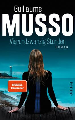 Das Buchcover zeigt eine Frau von hinten, die an einem Strand steht und auf das weite, blaue Meer blickt. Die Farbpalette umfasst verschiedene Blautöne und Sanftheit, wobei der Himmel und das Wasser harmonisch verschmelzen. Im Hintergrund ist ein Leuchtturm sichtbar. Der Titel „Vierundzwanzig Stunden“ sowie der Autor „Guillaume Musso“ sind in großen, weißen Buchstaben oben platziert. Unten links befindet sich ein rotes Label mit dem Text „SPIEGEL Bestseller“. Der Verlag ist unten rechts mit „Pendo“ vermerkt.