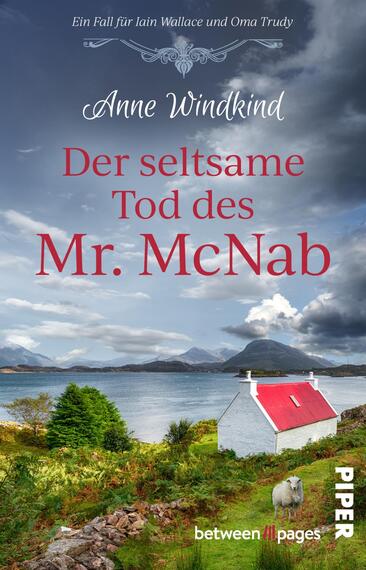 Das Buchcover zeigt eine idyllische Landschaft mit sanften Hügeln und einem ruhigen Gewässer im Vordergrund. Ein rotes Haus mit einem weißen Dach ist an einem Hang platziert, umgeben von grüner Vegetation. Im Hintergrund erheben sich dramatische, bewölkte Berge und ein klarer Himmel. Der Titel „Der seltsame Tod des Mr. McNab“ ist in kräftigem Rot gehalten, während der Autorennamen „Anne Windkind“ in eleganter Schrift darüber steht. Die gesamte Atmosphäre vermittelt eine Mischung aus Ruhe und Geheimnis.