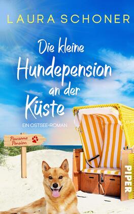 Das Buchcover zeigt einen strahlend blauen Himmel über einem sandigen Strand, auf dem ein Hund im Vordergrund sitzt. Der Hund hat ein braunes Fell und schaut freundlich. Rechts ist ein Strandkorb mit gelb-weiß gestreiften Auflagen abgebildet. Über dem Bild steht in geschwungener Schrift der Titel „Die kleine Hundepension an der Küste“. Darunter befindet sich der Untertitel „Ein Ostsee-Roman“. Der Name der Autorin, Laura Schoner, erscheint oben in großen, goldenen Buchstaben. Am unteren Rand ist ein Schild mit der Aufschrift „Pausen-Pension“ in Rot zu sehen.