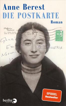 Das Buchcover zeigt ein schwarz-weißes Porträt einer Frau mit kurzem Haar, die neutral in die Kamera blickt. Der Hintergrund ist leicht verschwommen. Oberhalb des Bildes steht der Titel „DIE POSTKARTE“ in großen blauen Buchstaben, während der Name der Autorin „Anne Berest“ in kleineren, ebenfalls blauen Buchstaben darüber platziert ist. Unter dem Porträt steht das Wort „Roman“ in kleineren, schwarzen Buchstaben. In der unteren rechten Ecke befindet sich ein roter Bestseller-Sticker mit dem Text „SPIEGEL Bestseller“. Ein grüner Briefmarkenaufdruck ergänzt das Cover.