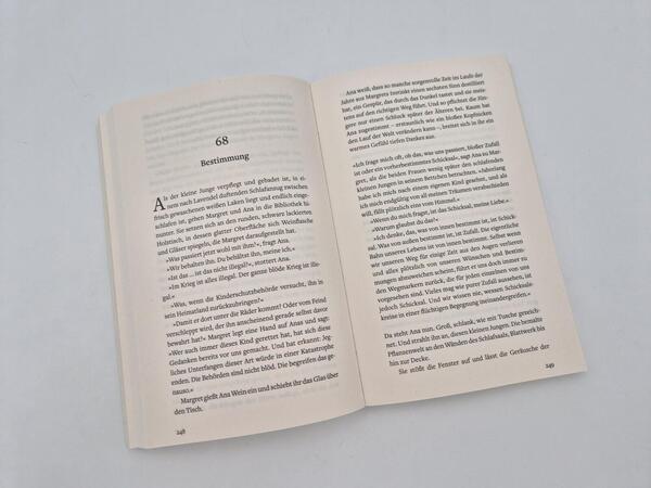 Außenansicht des Buches „Die Unvollkommenheit des Glücks“