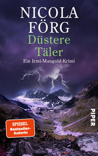 Das Buchcover zeigt eine düstere Alpenlandschaft mit felsigem Vordergrund, schneebedeckten Tälern und einem violett-dunklen, gewitterverhangenen Himmel mit Blitz. Oben steht der Autorenname Nicola Förg in großer weißer Serifschrift, darunter der grüne Titel Düstere Täler und die weiße Unterzeile „Ein Irmi‑Mangold‑Krimi“. Unten links ein oranger Button mit weißem Schriftzug „SPIEGEL Bestseller-Autorin“. Die Stimmung ist bedrohlich und spannungsgeladen.