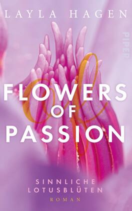 Das Buchcover zeigt eine Nahaufnahme einer zarten, pinken Lotusblüte, die sanft im Fokus steht. Die Farben variieren von sanften Rosatönen bis hin zu kräftigem Pink, was eine romantische und sinnliche Atmosphäre vermittelt. Der Titel „FLOWERS OF PASSION“ ist in großen, weißen Buchstaben prominent platziert, während der Untertitel „Sinnliche Lotusblüten“ in eleganter Schrift darunter steht. Der Autorname „LAYLA HAGEN“ ist oben auf dem Cover in schlichtem Weiß zu finden.