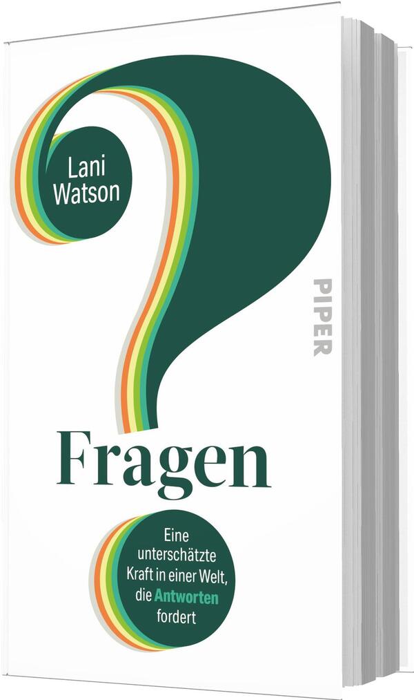 Das Buchcover zeigt ein großes, dunkelgrünes Fragezeichen als zentrales Motiv auf weißem Grund, umrandet von mehrfarbigen Streifen in Gelb, Orange, Rot und Hellgrün. Oben im schwungvollen Bogen steht der Autorenname Lani Watson in weißem Text, unten ein grüner Kreis mit dem Untertitel „Eine unterschätzte Kraft in einer Welt, die Antworten fordert“, wobei das Wort „Antworten“ farblich hervorgehoben ist. Titel „Fragen“ in serifenbetonter Typografie.