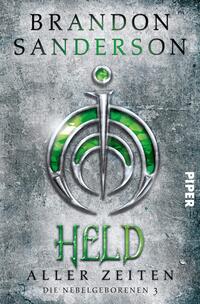 Das Buchcover zeigt auf einem strukturierten, grauen Hintergrund ein zentrales, silbernes Symbol mit einem grünen, kreisrunden Element in der Mitte. Der Titel „Held aller Zeiten“ ist in großen, kräftigen, grünen Buchstaben darunter platziert. Darüber steht der Name des Autors, Brandon Sanderson, in schwarz. Das Cover vermittelt eine mystische und epische Atmosphäre, die mit der dunklen Hintergrundtextur harmoniert. Rechts unten ist das Verlagslogo „Piper“ abgebildet.