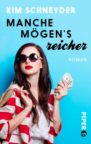 Das Buchcover zeigt eine Frau mit dunklen, langen Haaren, die mit einer roten und weißen gestreiften Bluse und Sonnenbrillen gekleidet ist. Sie hält mehrere Geldscheine in der Hand. Der Hintergrund ist leuchtend blau, was eine fröhliche Atmosphäre vermittelt. Der Titel „MANCHE MÖGEN‘S reicher“ steht in großen, schwarzen Buchstaben oben, während das Wort „reicher“ in einer geschwungenen Schriftart hervorsticht. Darunter befindet sich der Text „ROMAN“ in kleinerer Schrift. Der Name der Autorin Kim Schneyder ist ebenfalls oben auf dem Cover platziert.