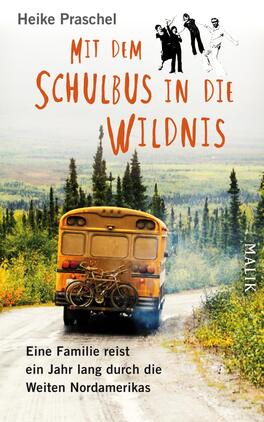 Mit dem Schulbus in die Wildnis Das Buchcover zeigt einen alten gelben Schulbus auf einer unbefestigten Straße, umgeben von weitläufiger, grüner Landschaft und sanften Hügeln. Darüber thront der Titel „Mit dem Schulbus in die Wildnis“ in auffälligem, orangefarbenem Schriftzug. Der Untertitel „Eine Familie reist ein Jahr lang durch die Weiten Nordamerikas“ ist in schlichter, kleinerer Schrift darunter platziert. Die Atmosphäre vermittelt Abenteuerlust und Exploration. Der Verfasser Heike Praschel wird dezent am oberen Rand erwähnt.
