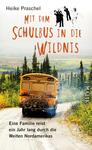Das Buchcover zeigt einen alten gelben Schulbus auf einer unbefestigten Straße, umgeben von weitläufiger, grüner Landschaft und sanften Hügeln. Darüber thront der Titel „Mit dem Schulbus in die Wildnis“ in auffälligem, orangefarbenem Schriftzug. Der Untertitel „Eine Familie reist ein Jahr lang durch die Weiten Nordamerikas“ ist in schlichter, kleinerer Schrift darunter platziert. Die Atmosphäre vermittelt Abenteuerlust und Exploration. Der Verfasser Heike Praschel wird dezent am oberen Rand erwähnt.