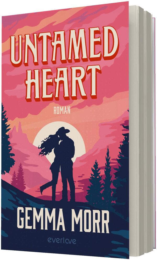 Das Buchcover zeigt eine großformatige romantische Illustration in warmen Rosa‑, Korall‑ und Pfirsichtönen mit dunklen Silhouetten. Vor einem großen, hellen Vollmond stehen zwei sich umarmende Personen als schwarze Silhouetten auf einem Hügel, umgeben von Nadelbäumen. Titel „UNTAMED HEART“ in großen, blockigen cremefarbenen Buchstaben mit rotem Schatten, darunter klein „ROMAN“; am unteren Rand der Autorname „GEMMA MORR“ in weiß. Atmosphärisch warm und verträumt.