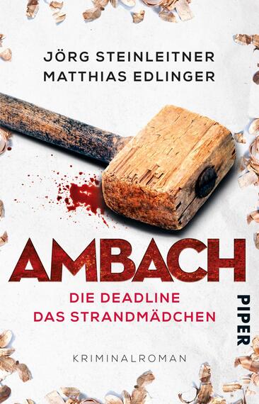 Das Buchcover zeigt einen großen Holzhammer, der auf einer hellen, zerfurchten Oberfläche platziert ist. Rote Blutflecken sind um den Hammer verteilt, was eine düstere Stimmung erzeugt. Der Titel „AMBACH“ ist in großen, auffälligen roten Buchstaben zentral platziert, während die Untertitel „DIE DEADLINE DAS STRANDMÄDCHEN“ in kleinerer, grauer Schrift darunter stehen. Oben befinden sich die Autorennamen Jörg Steinleitner und Matthias Edlinger in schwarzer Schrift. Der Gesamtton des Covers vermittelt Spannung und Kriminalität.