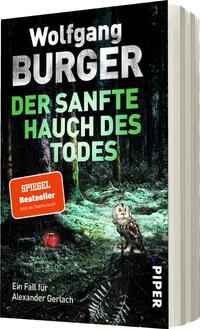Das Buchcover zeigt einen düsteren Wald mit hohen Bäumen und schummrigen Lichtverhältnissen, was eine geheimnisvolle und spannende Atmosphäre erzeugt. Im Vordergrund ist eine Eule zu sehen. Der Titel „DER SANFTE HAUCH DES TODES“ ist in großen, hellgrünen Buchstaben hervorgehoben, während der Autorennamen „Wolfgang BURGER“ in einer markanten weißen Schriftart platziert ist. Ein rotes Label im oberen linken Bereich informiert über den Status als „SPIEGEL Bestseller“ und weist auf die Verfügbarkeit als Taschenbuch hin. Am unteren Rand steht „Ein Fall für Alexander Gerlach“ in schlichter Schrift.