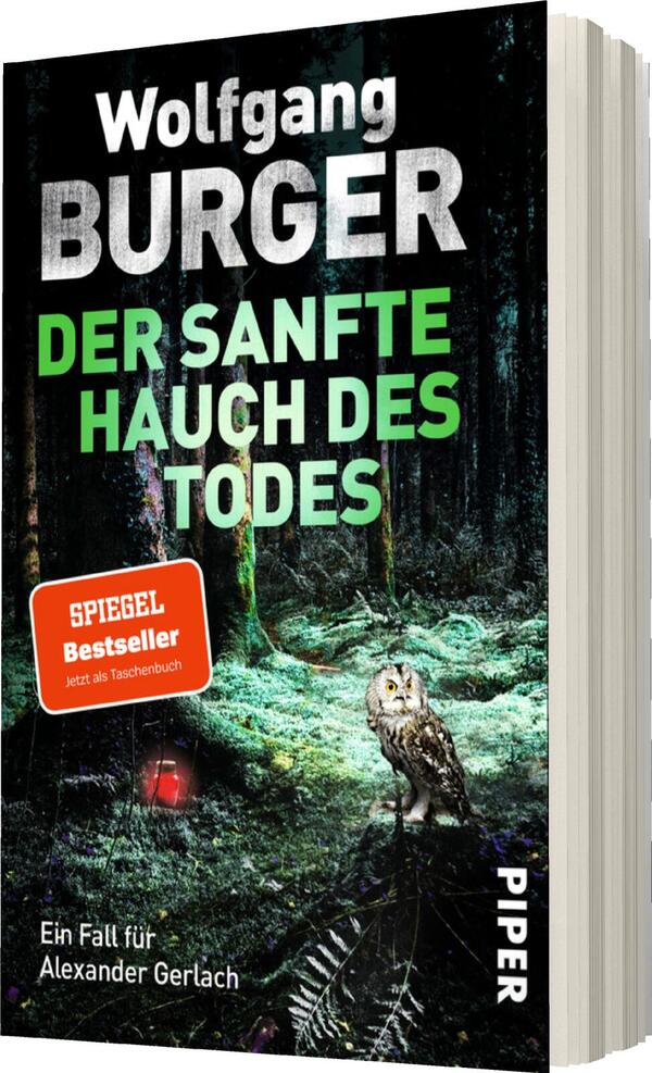 Das Buchcover zeigt einen düsteren Wald mit hohen Bäumen und schummrigen Lichtverhältnissen, was eine geheimnisvolle und spannende Atmosphäre erzeugt. Im Vordergrund ist eine Eule zu sehen. Der Titel „DER SANFTE HAUCH DES TODES“ ist in großen, hellgrünen Buchstaben hervorgehoben, während der Autorennamen „Wolfgang BURGER“ in einer markanten weißen Schriftart platziert ist. Ein rotes Label im oberen linken Bereich informiert über den Status als „SPIEGEL Bestseller“ und weist auf die Verfügbarkeit als Taschenbuch hin. Am unteren Rand steht „Ein Fall für Alexander Gerlach“ in schlichter Schrift.