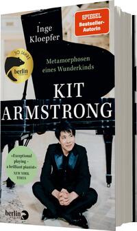 Das Buchcover zeigt einen jungen Pianisten, der auf einem Klavier sitzt. Er trägt ein schwarzes Outfit mit einer blauen Jacke und lächelt in die Kamera. Der Hintergrund ist hell und erzeugt eine freundliche Atmosphäre. Oben links steht der Name der Autorin „Inge Kloepfer“, daneben die Auszeichnung „SPIEGEL-Bestseller-Autorin“. In der Mitte prangt der Titel „KIT ARMSTRONG“ in großen, weißen Buchstaben. Unter dem Titel steht der Untertitel „Metamorphosen eines Wunderkindes“. Am unteren Rand findet sich ein Zitat der New York Times: „Exceptional playing – a brilliant pianist“.