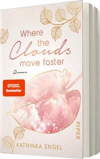 Das Buchcover zeigt einen zart rosa Hintergrund mit einem großen, stilisierten Blütenblatt in der Mitte, das feine, glitzernde Akzente enthält. Oben steht in geschwungener Schrift „Where the Clouds move faster“ in hellen Buchstaben, darunter der Zusatz „Roman“. Am unteren Rand des Covers wird der Verfassungsname „KATHINKA ENGEL“ in klarer Schriftart angezeigt. Eine rote Auszeichnung mit der Aufschrift „SPIEGEL Bestseller“ befindet sich in der oberen linken Ecke. Die insgesamt sanfte Farbgebung vermittelt eine verträumte und poetische Atmosphäre.